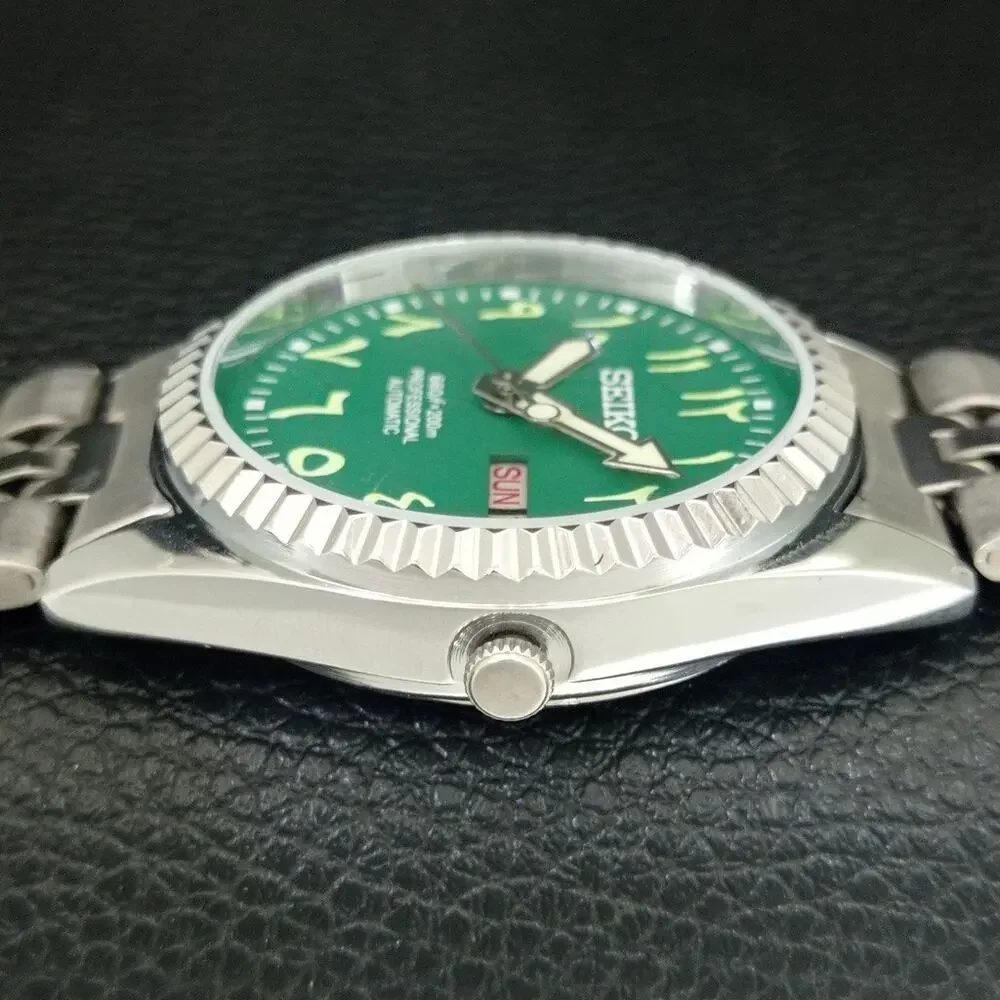 Vintage 1974 Seiko Automatic Mens Silver Watch W/daydate & Green accents